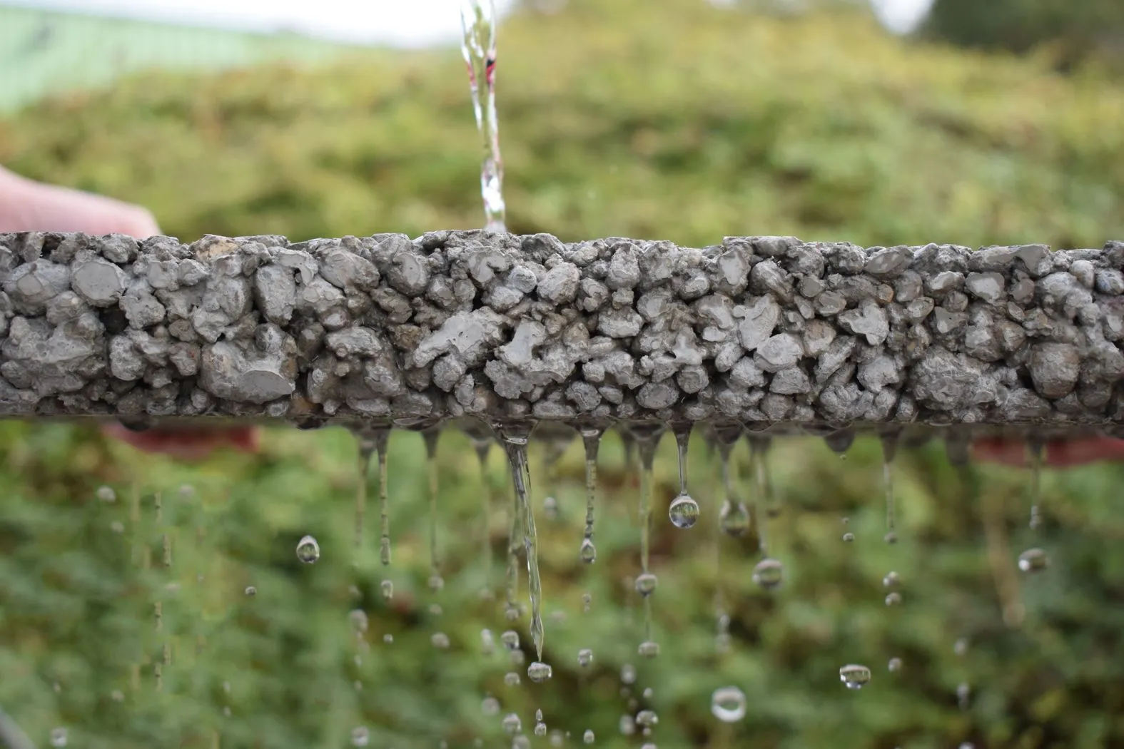 Coupe béton drainant