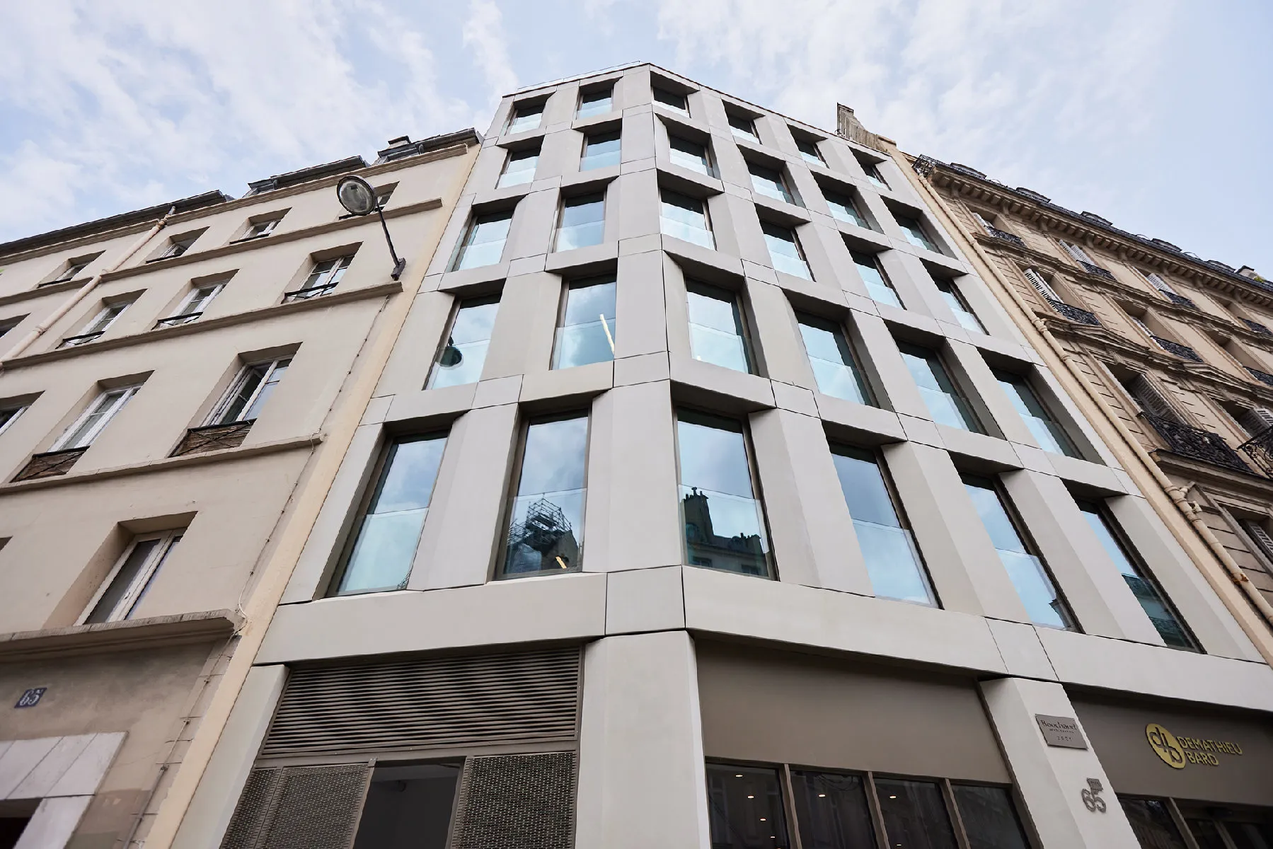 Façade d'immeuble parisien habillée d'encadrements de fenêtres préfabriqués en BFUP