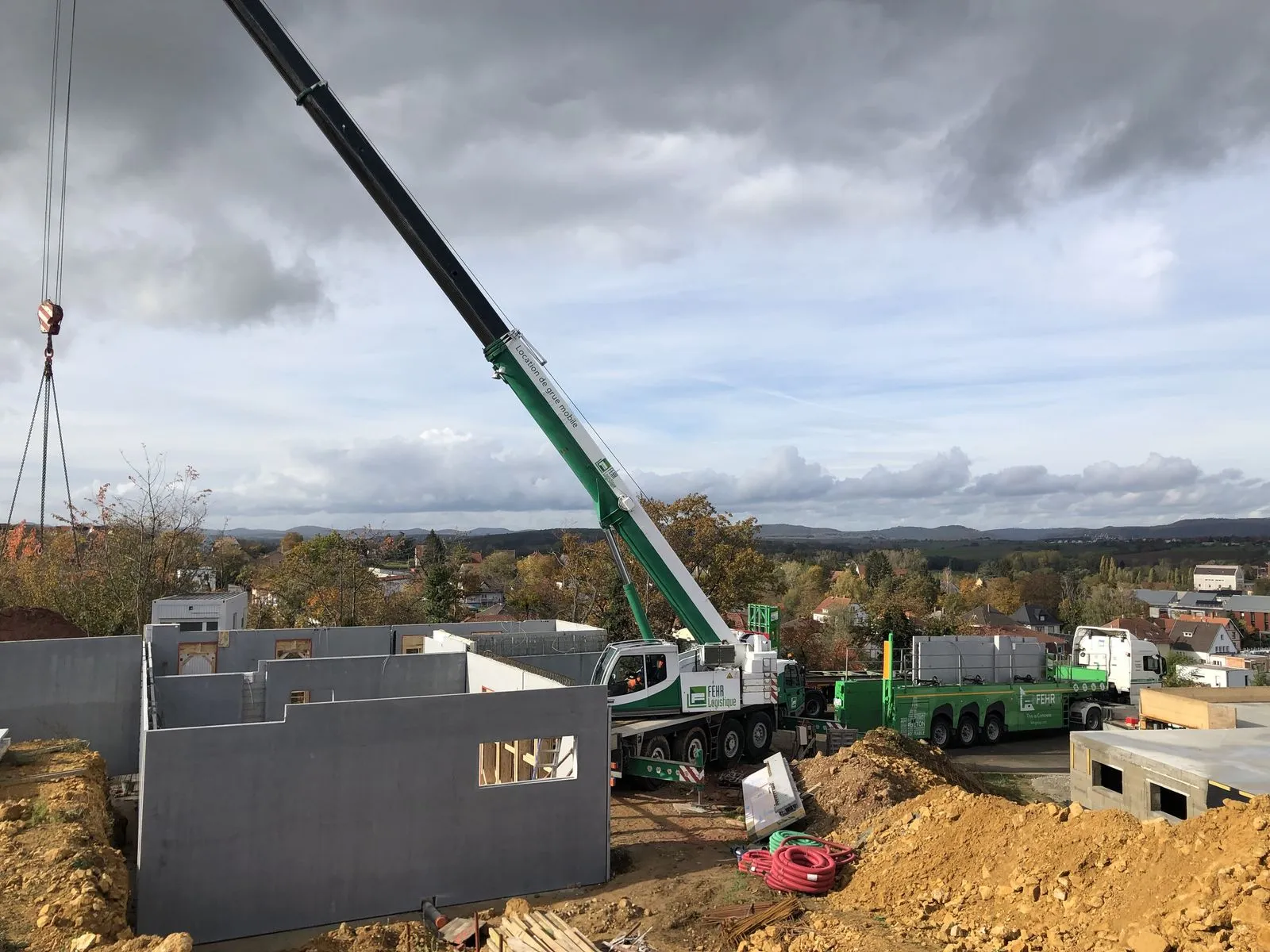 Chantier montage grue