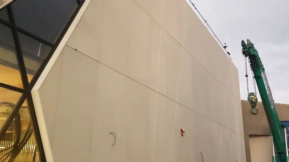 Centrale géothermique Les Lilas avec pièces sur mesures permettant d'épouser la forme des fenêtres.
