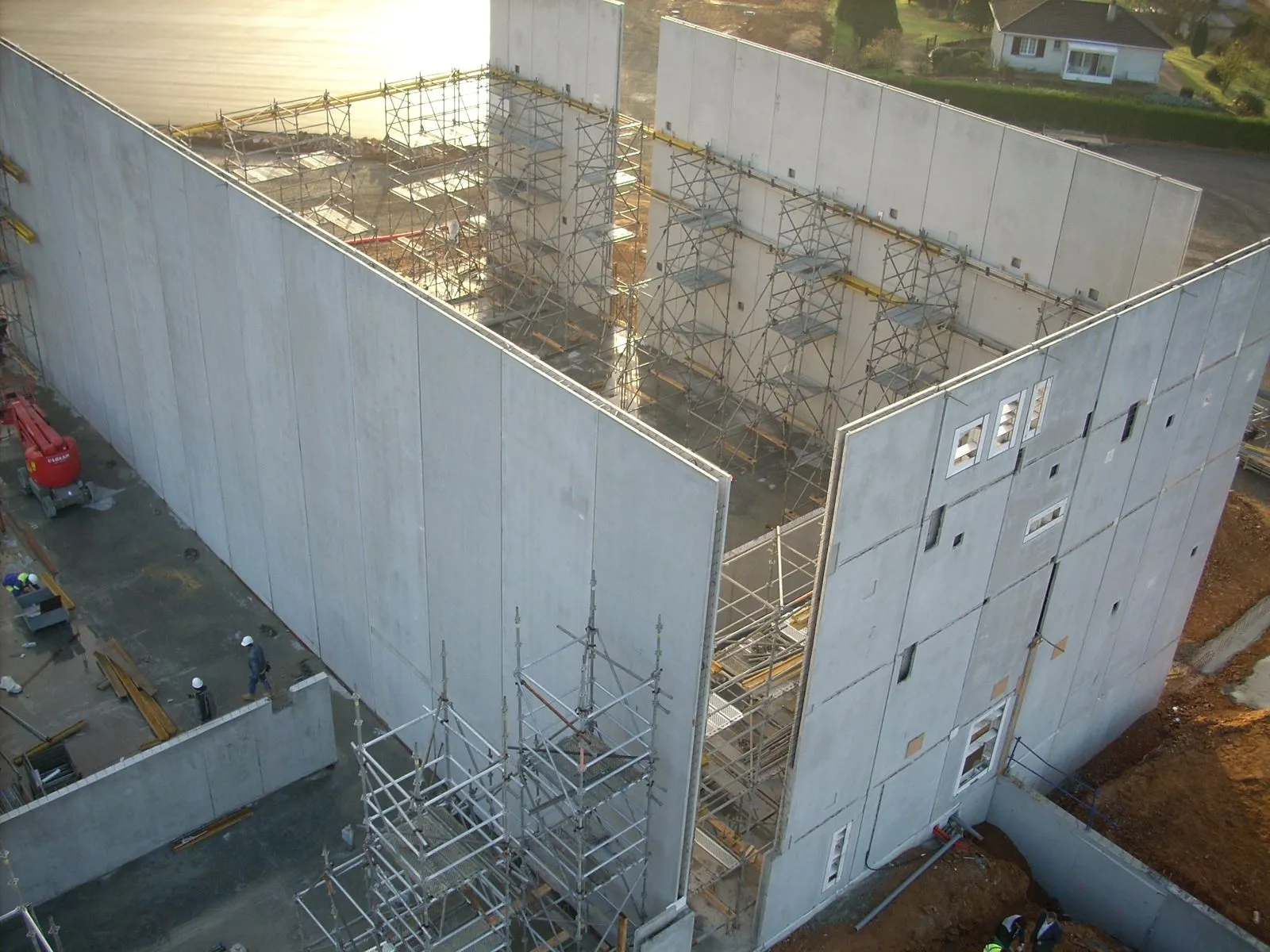 Pose de murs préfabriqués en béton sur chantier de grande hauteur