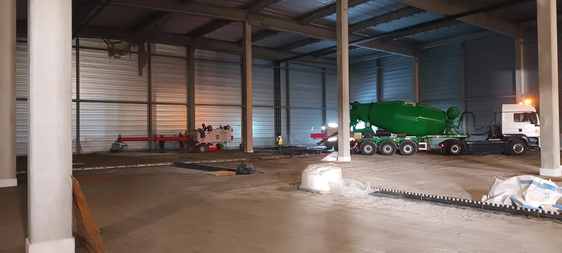 Intérieur du hall de stockage à température dirigée Alsace Lait à Hoerdt, pendant la mise en place de béton Fehr avec un laser screed pour le dallage.