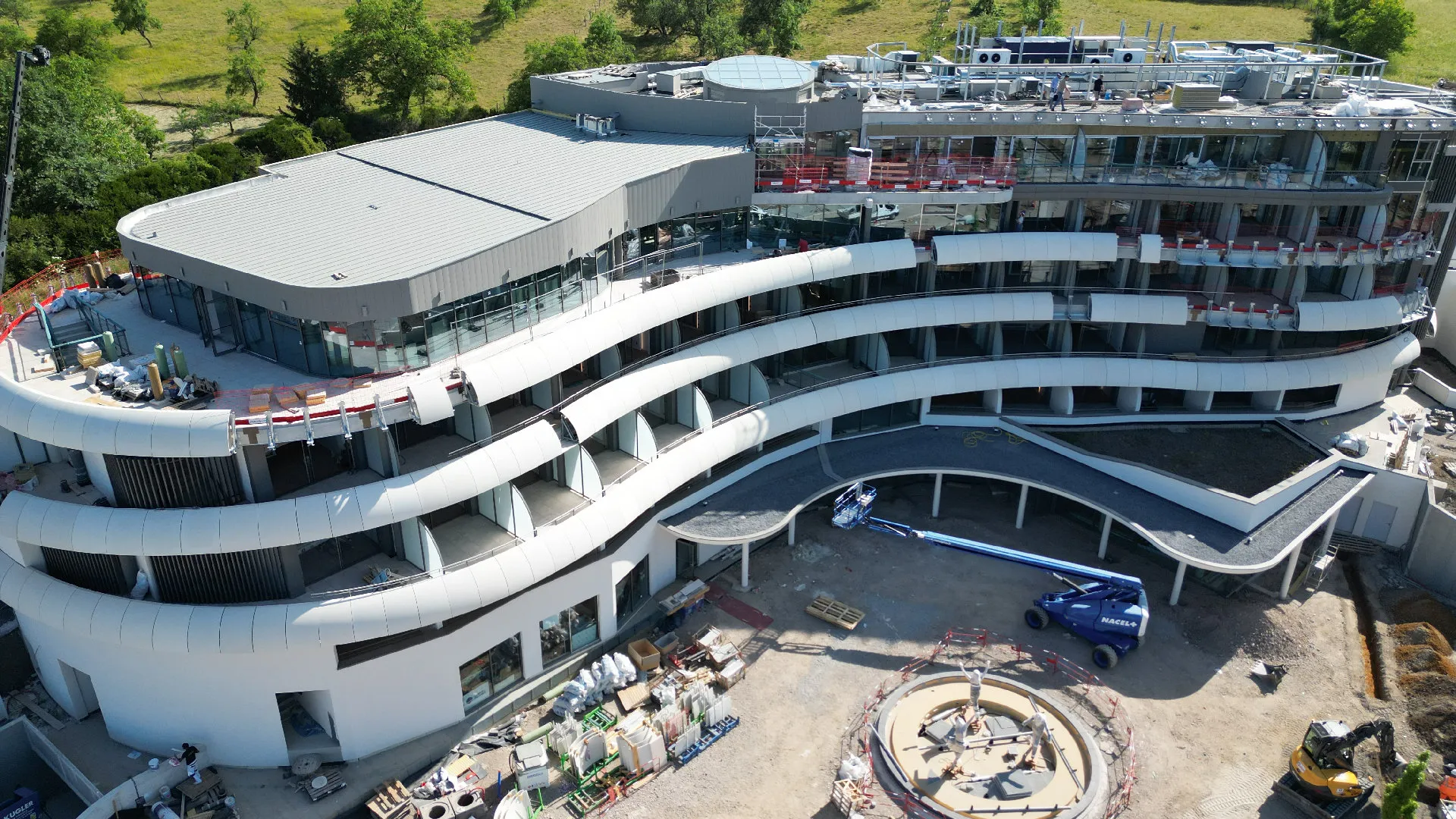 Vue aérienne du chantier du Royal Palace Hôtel & Spa à Kirrwiller, façades courbes en BFUHP