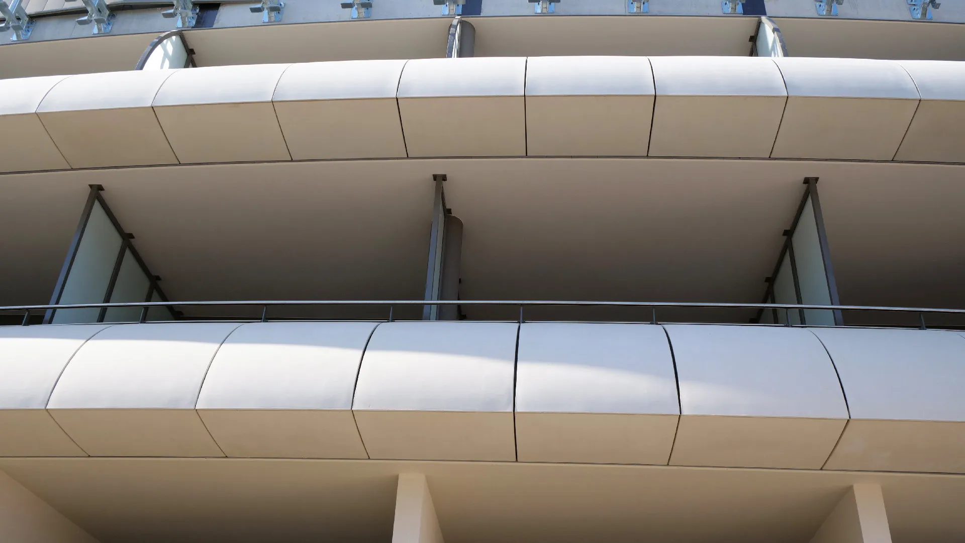 Détail des bandeaux de façade courbes en béton fibré BFUHP du Royal Palace Hôtel & Spa