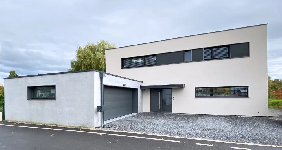 Maison individuelle construite avec murs préfabriqués en béton de qualité industrielle