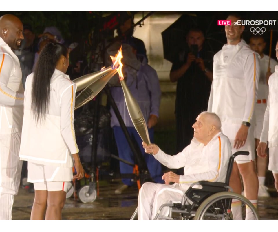 M. Charles Coste transmet la flamme olympique à Teddy Riner et Marie-Jo Pérec