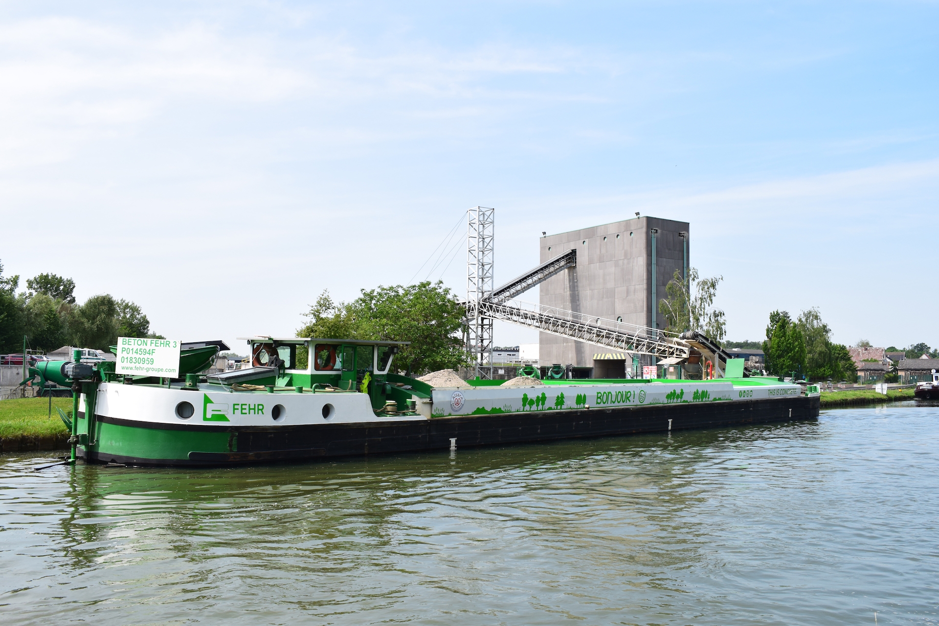 Péniche FEHR livraison béton pour voie d'eau