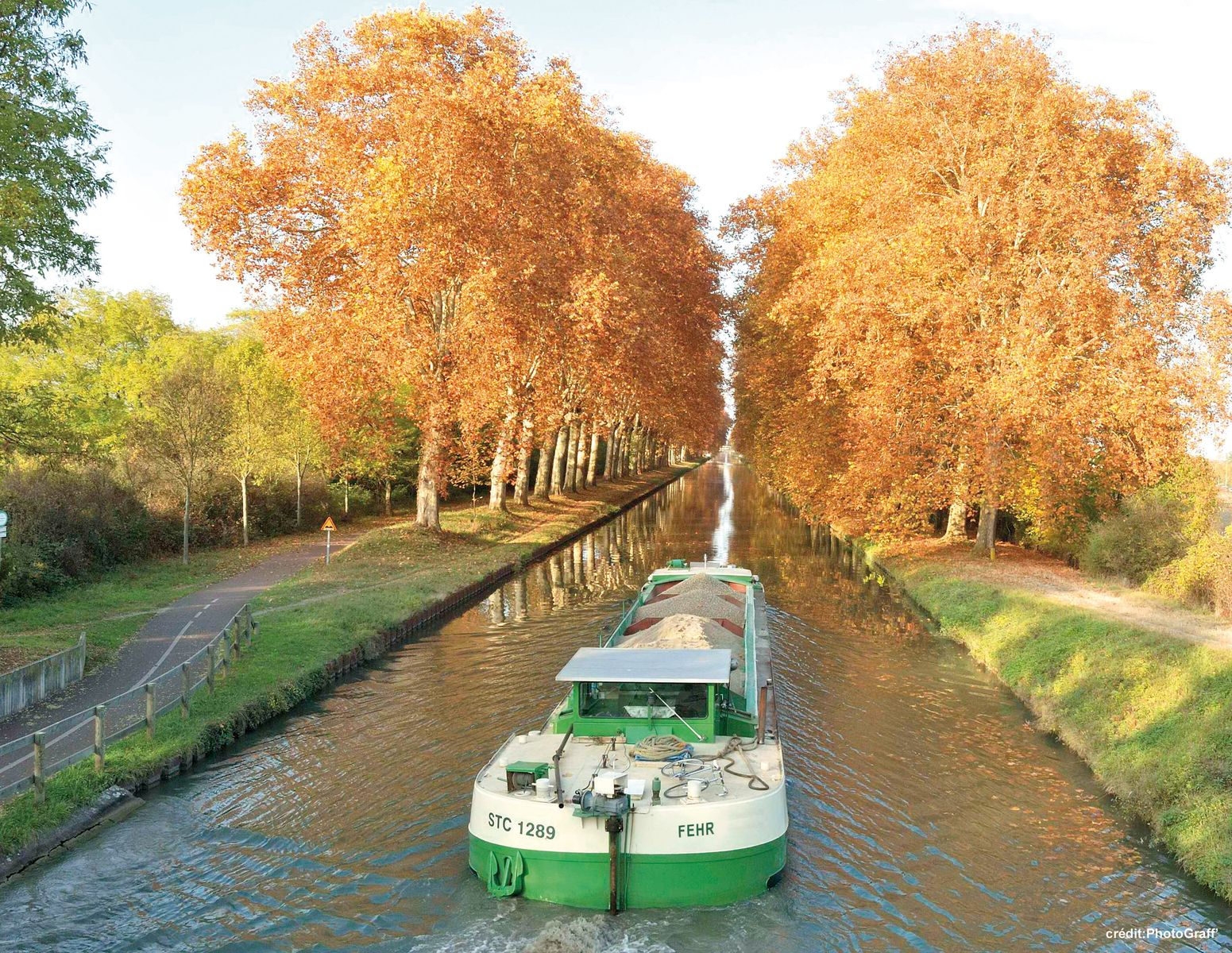 Une péniche FEHR transortant des granulats dans un canal